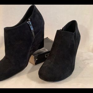 Vince Camuto black suede wedge bootie sz 9.